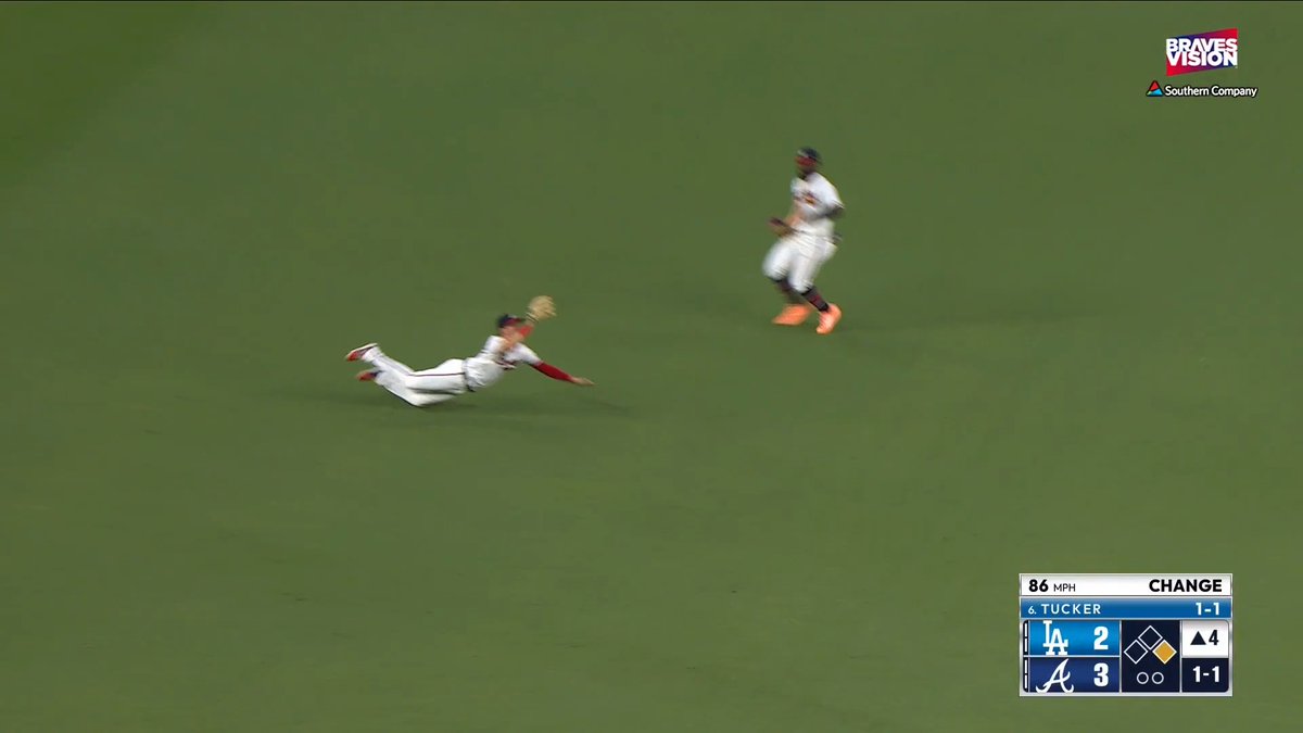 Mike Yastrzemski makes a stellar diving catch 👏
