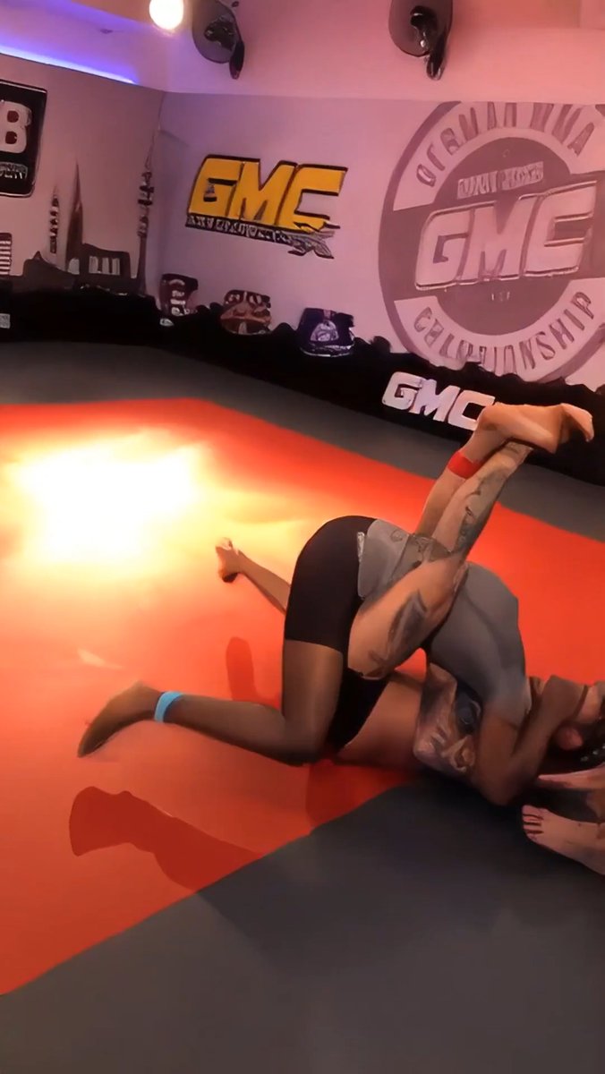 Woman Taps Out Man! Man vs Woman Jiu Jitsu #viral #mma #CombatGirls