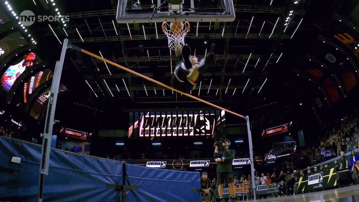 Jordan Southerland CLEARS the HIGH JUMP dunk to advance to the semifinals 😮💨⬆️