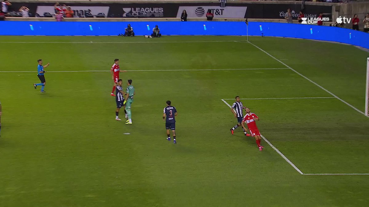 ¡Pero qué atajadón de Andrada! 🔥 El arquero de Rayados está de vuelta y salvando a la Pandilla del primero. 👏 #LMXLC2026 | #MTY | #CF Ve la Leagues Cup 2026 en vivo en Apple TV.