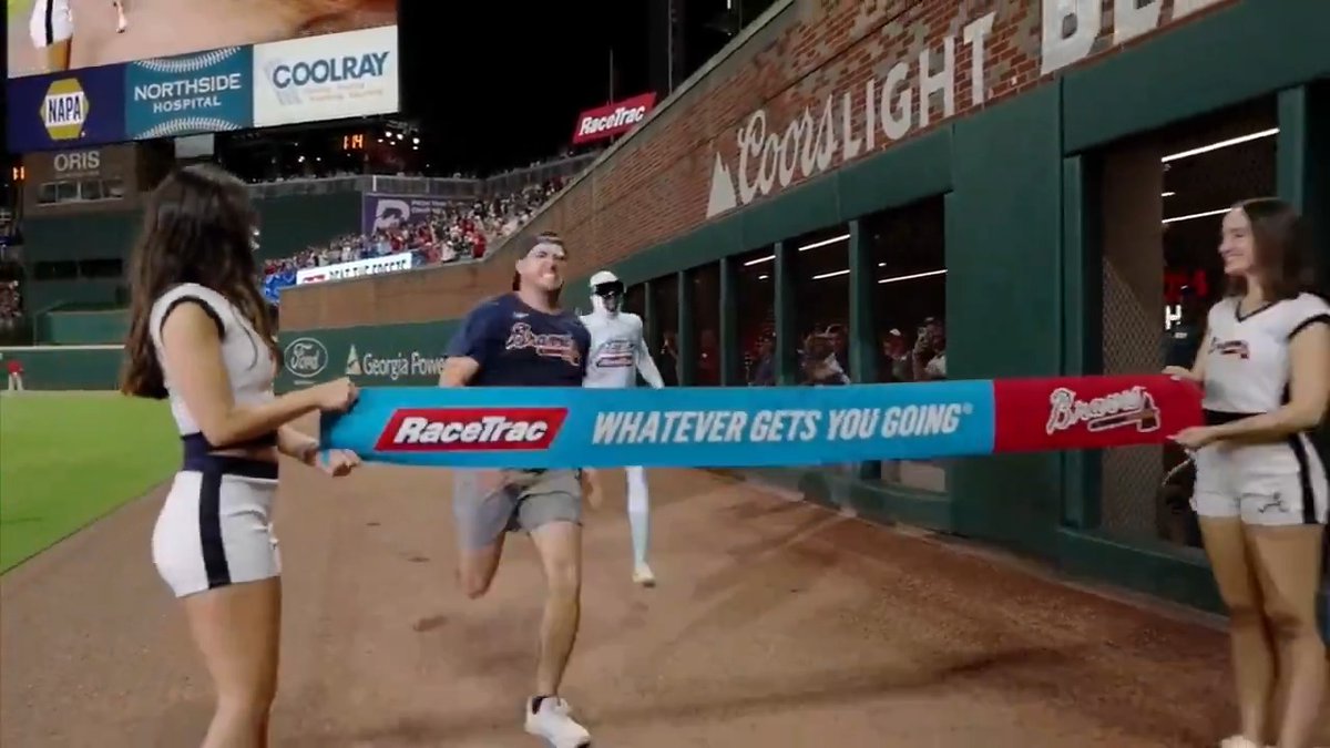 PHOTO FINISH 😳 A Braves fan narrowly Beat the Freeze!