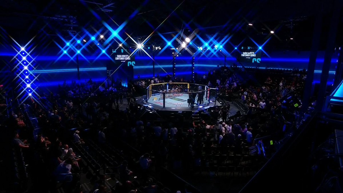 Esta tarde se entregaron 5️⃣ contratos en #DWCS en increíbles combates 😎👊🏻