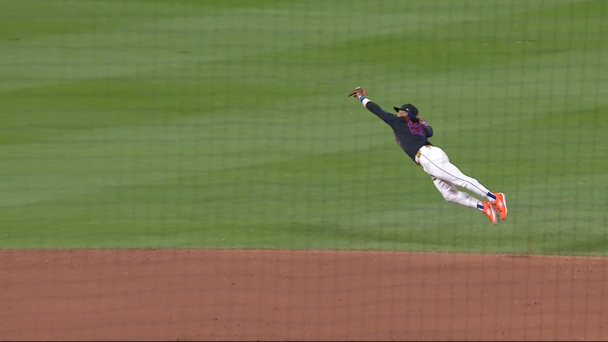Francisco Lindor makes a SPECTACULAR diving catch to keep it tied in the 9th 😯