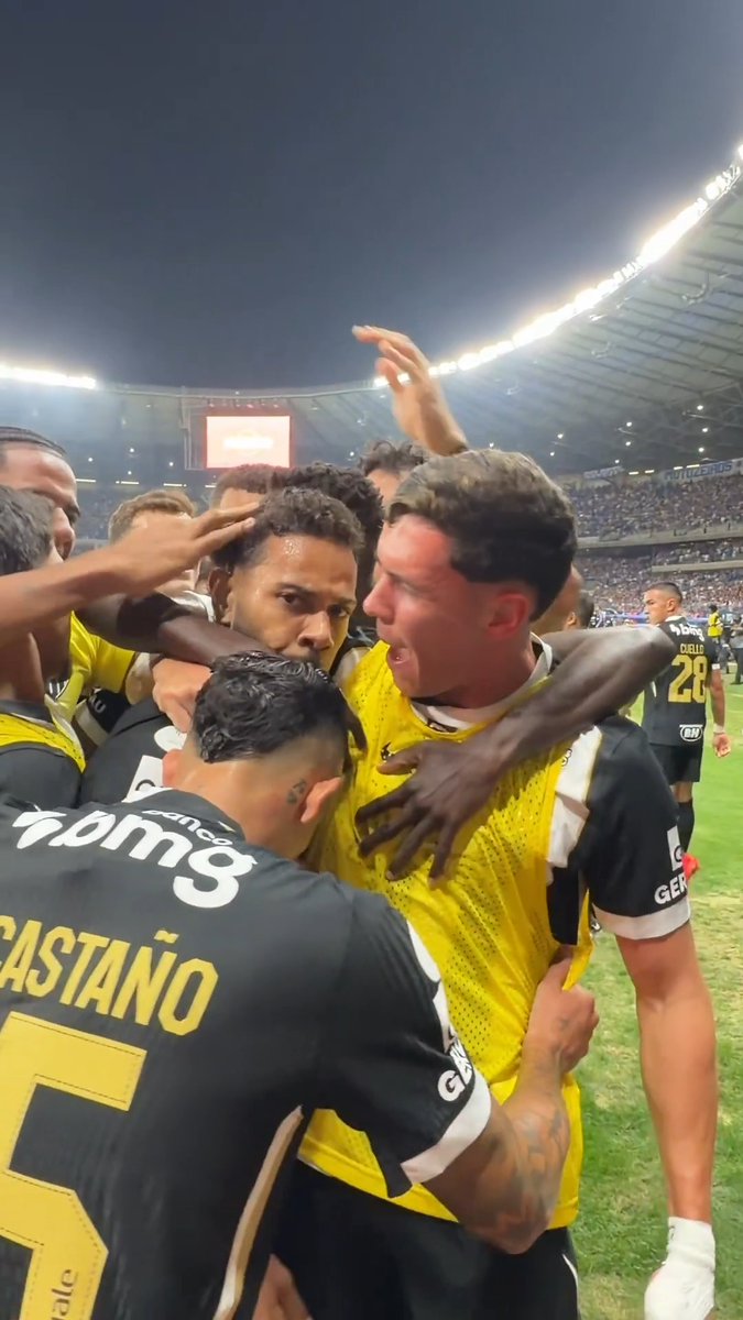 ⚽🔥 De pé em pé, até o goooooooool! Renan Lodi empatou o jogo no Mineirão! #VamoGalo #CRUxCAM 🏴🏳️