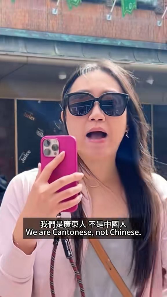 荷兰海牙街头,一名中国女子因为看到陌生人说中文,主动上前盘问。 我提出三个问题: ① 请问黄皮肤、说中文,就一定是中国人吗?广东人就必须按你的标准定义自己的身份吗? ② 请问别人可以不同意你的观点,为什么你却要上前盘问、追问居留身份,甚至扣上“抹黑中国”的帽子?谁给你权力替陌生人定义身份、替别人扣政治帽子? ③ 请问到底是谁在妨碍谁的自由?是别人表达自己的身份认同,还是你跑到陌生人面前,强迫别人接受你的答案?