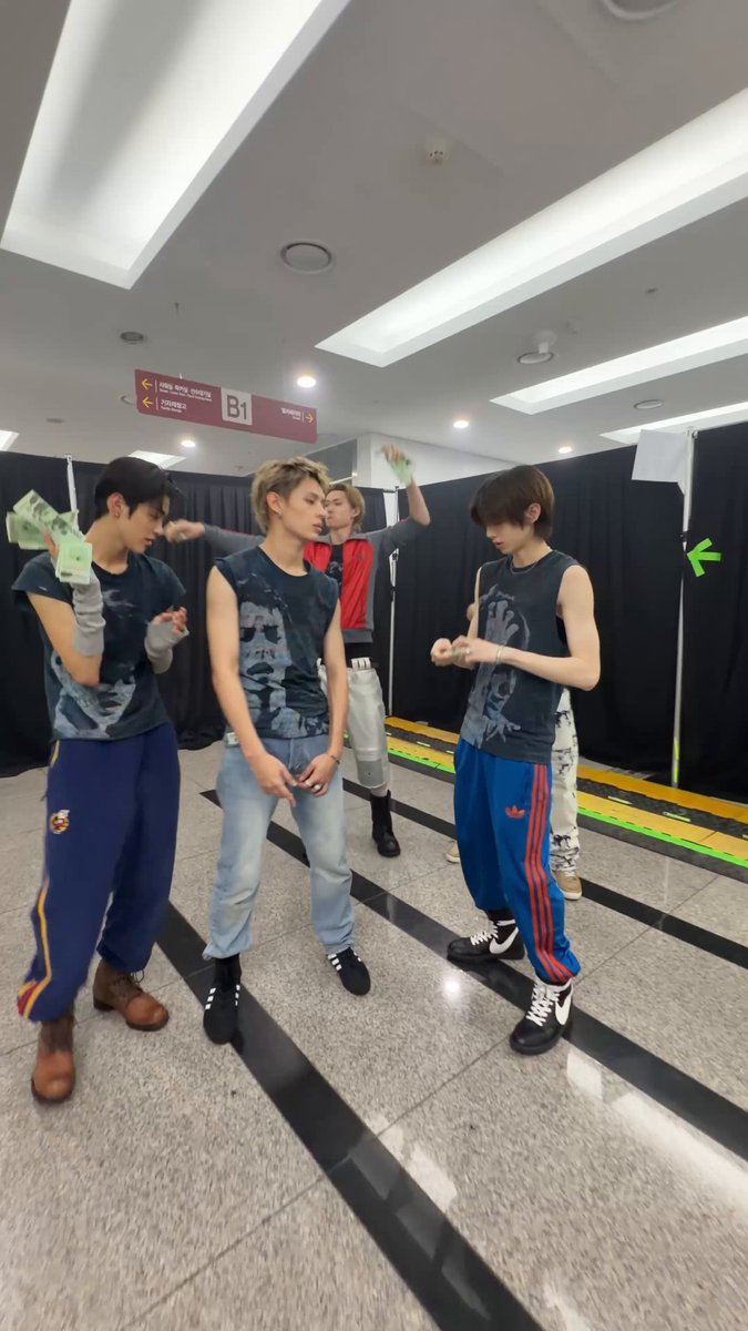 I got MONEY in my shoes 🔗 #CORTIS #코르티스 #CORTIS_MONEYMONEYMONEY #GREENGREEN_playextended