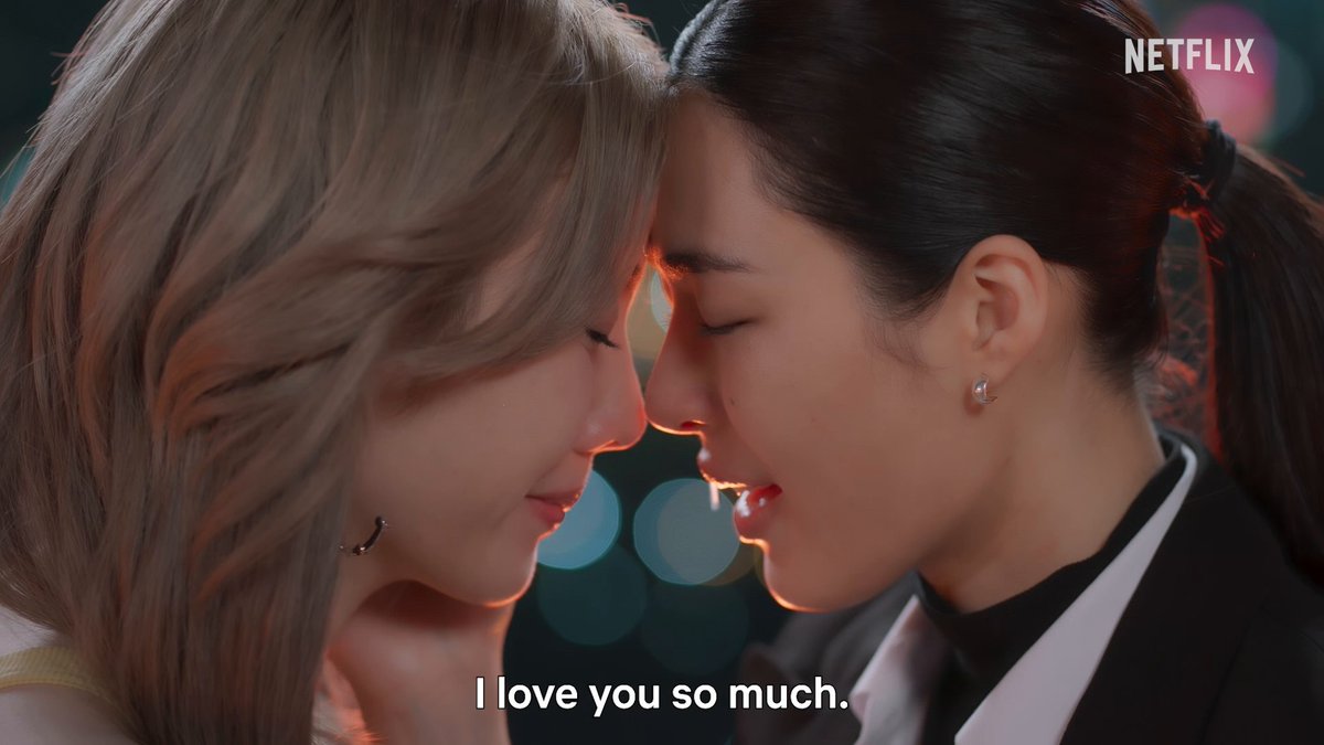 Mi parte favorita de esta escena es cuando Ayla antes de explotar le dice “ vas a volver a abandonarme ” y Tawan se queda sorprendida por que para Tawan fue Ayla quien no le hablo más cuando ella se tuvo que marchar , Tawan había dejado un correo esperando que Ayla le escribiera 🥹🥹🥹 y Ayla pensado que Tawan se había marchado sin que ella le importase 😭😭 mis dos tontas enamoradas