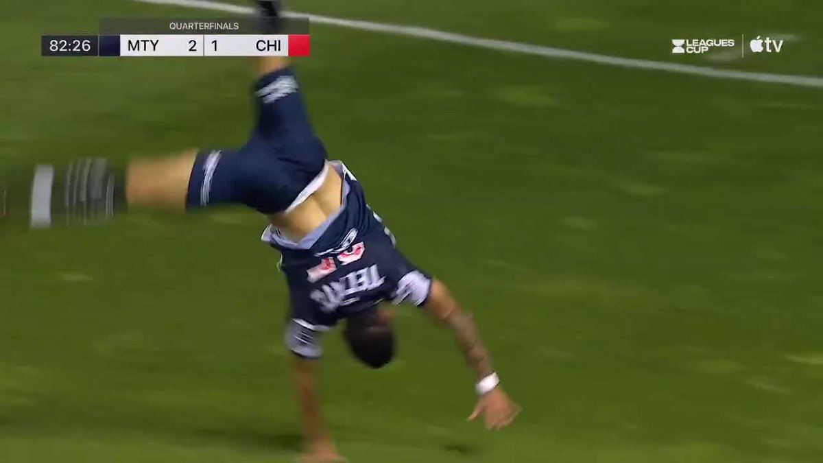 ¡UN GOLAZO PARA SELLAR LA CLASIFICACIÓN! Espectacular remate y mejor festejo de Orbelín Pineda para estampar el 2-1 del Rayados de Matías Almeyda contra el Chicago Fire de Lewandowski en los cuartos de final de la #LeaguesCup. 📺 Leagues Cup on Apple TV