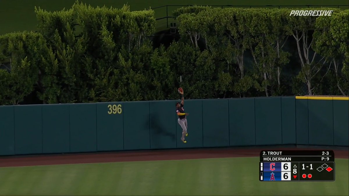 Angel Martínez saves the day 😱 His leaping catch at the wall sends it to the 9th tied!
