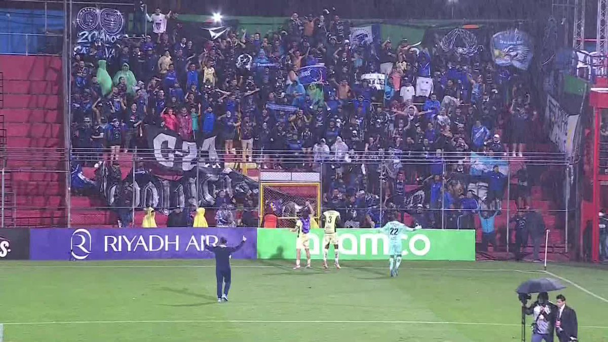TREMENDA LA FIESTA QUE MONTÓ MOTAGUA EN EL TRÉBOL TRAS LA CLASIFICACIÓN CARDIACA A CUARTOS🔵🦅 ▶️Todos los juegos de la 🏆#CopaCentroamericana en el Plan Premium de #DisneyPlus