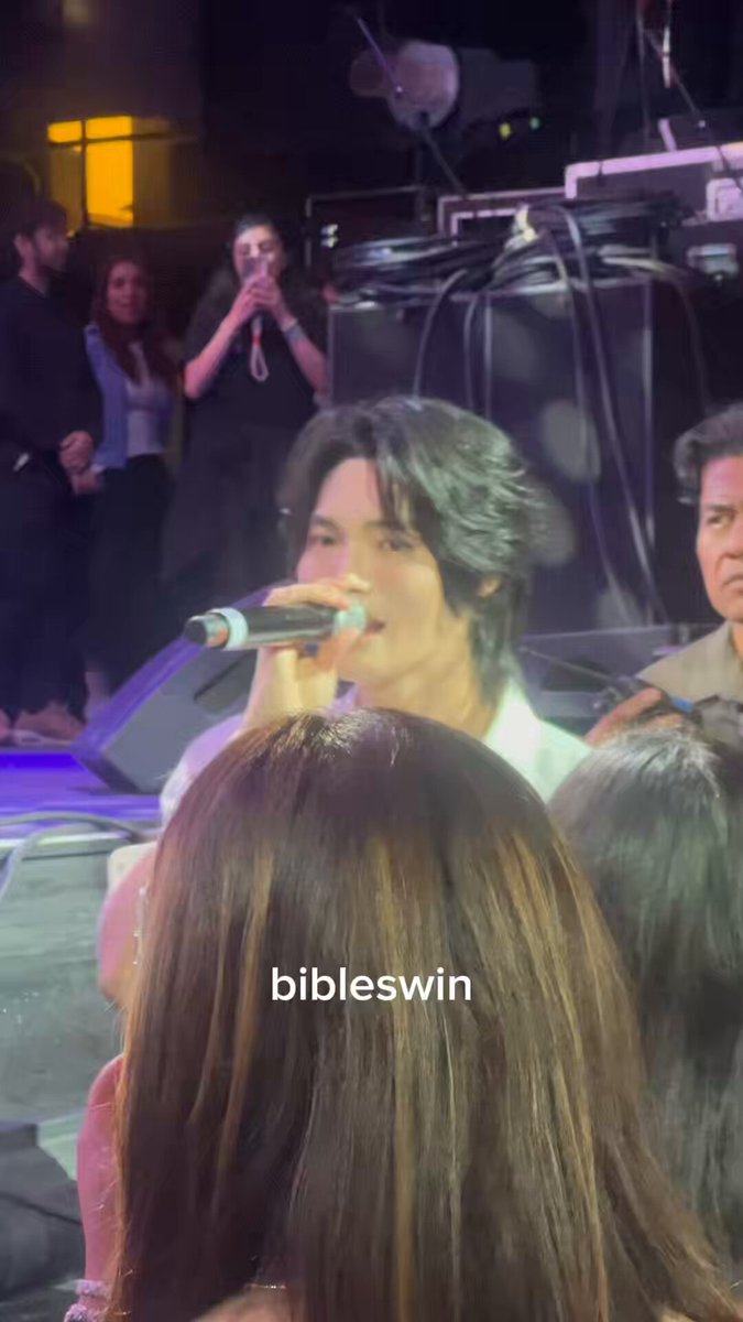 OH MY GOD HES RIGHT IN FRONT ON ME HELLOO??? GOD IS THIS YOUUU?? WIN 1ST FANMEET IN CDMX #JustYouandWin1stsoloFMinMexicoCity #winmetawin