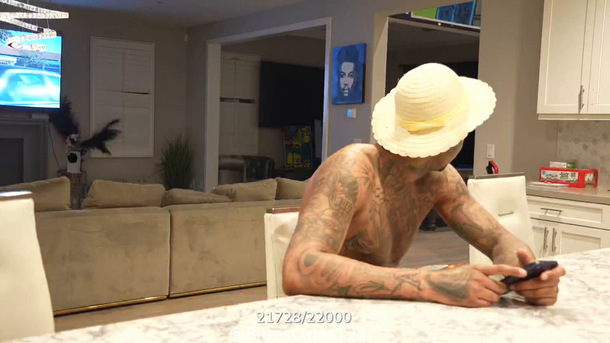Blueface and Nevea got into ANOTHER ARGUMENT after she asked if they could move into a bigger house. Blueface responded by calling her a BH*, arguing that the only thing she did that day was make lasagna. He then questioned how she planned to manage a bigger house when, according to him, she could barely keep up with their current one. «“All the bh did today was make lasagna. Bh can’t even keep up with this house, how are you gonna keep up with a bigger house?”»
