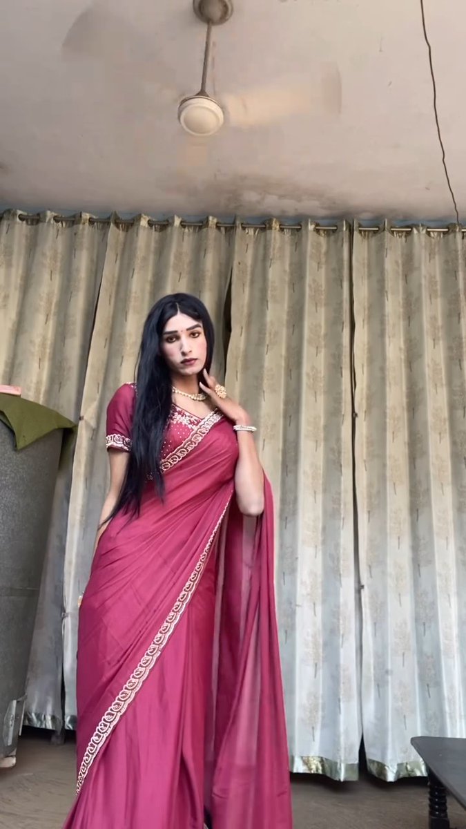 Dm me for paid vcs session available 💦 Saree me kaise lg rhi hu 🥰🥰