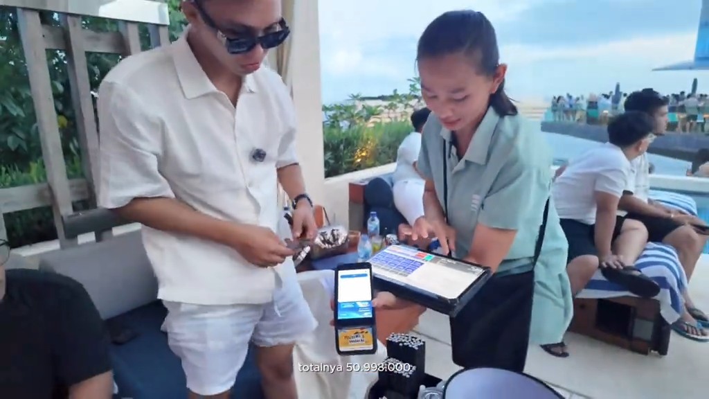 Kenapa ya IB broker forex itu ada ciri khasnya banget 😅 - wajah agak ndeso - hobi flexing kekayaaan khususnya uang - tinggal di rumah yang isinya rame2 - mobil gak ada plat - backgroundnya selalu dari orang misqueen terus sukses dari trading