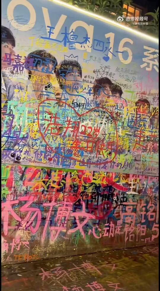 国男自发组织，把重庆女炼铜癖，随地大小便的涂鸦，都给清理了 结果微博显示“根据相关法律法规和政策，该话题内容不予显示”🤡 最后国女还岁月史书，男冠女戴，用ai图片把清洁涂鸦的国男换成女的 国女一边随意涂鸦，一边抢男人清理涂鸦的功劳，国女赢两次 世界被女人糟蹋的破破烂烂，全靠男人修修补补