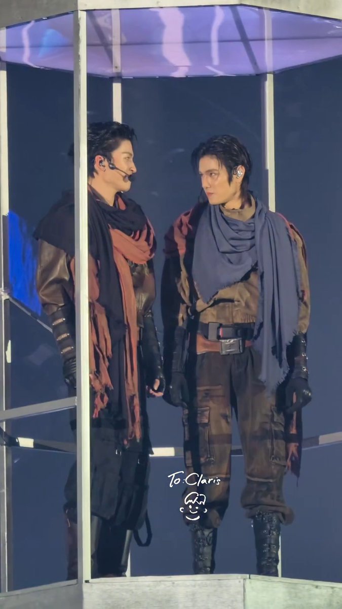 HUHU GUYS 😱😭 INI VIDEO + DETAIL KEJADIAN SEREM BANGET DI KONSER PPW D1, OP bilang sekarang semuanya akhirnya masuk akal. Mereka baru muncul saat lagu opening “Walk The Earth” sudah hampir selesai, dan OP sempat bingung kenapa kita cuma melihat spaceship selama hampir sepanjang lagu. Ternyata PondPhuwin sedang menghadapi masalah teknis dan panik saat masih tergantung di udara. 😭 Pas muncul dari lift, kelihatan banget muka PondPhuwin tegang banget 😭😭 Tapi waktu Phuwin lihat ke Pond, dia sempat ngangguk, kayak mereka saling menenangkan satu sama lain. 😭😭 Setelah tahu soal kejadian ini, anggukan kecil Phuwin itu jadi terasa jauh lebih berharga. Rasanya kayak Phuwin sedang bilang ke Pond, “Mulai dari sini, yuk, kita kasih yang terbaik.” 🥹 Mereka berdua tetap profesional dan melanjutkan show-nya seperti biasa. PondPhuwin HEBAT banget… 😭😭🤍🫳🏻🫳🏻 PONDPHUWIN 6 YEARS OF BLOOMING #PondPhuwinSIXbySide #PondPhuwinConcert #PondPhuwin #ppnaravit #phuwintang