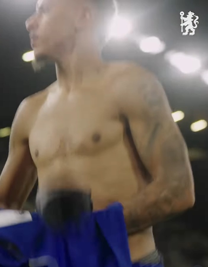Things you love to see 🤩👏 When Morgan Rogers gave his shirt to supporters, it reached a Chelsea fan standing in front of a young boy. He could easily have kept it, but instead turned around and passed it back 👕🤝 Having thrown plenty of shirts into crowds myself, I’ve seen how quickly grown adults can suddenly develop goalkeeper reflexes 😂 But this supporter understood what that shirt would mean! The clip has rightly been doing the rounds on social media. Now it would be great to find the fan who passed it back and get him a shirt of his own! There are still plenty of good people out there ❤️ (🎥 chelseafc)