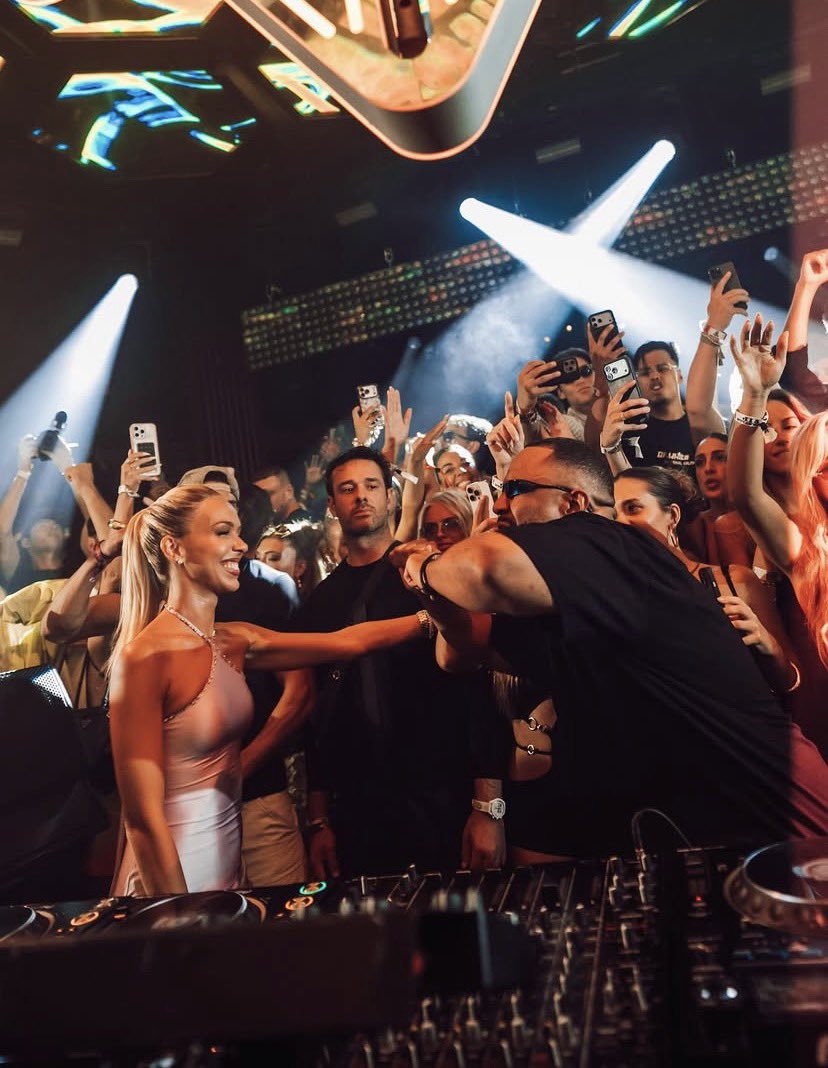 🍒 Bad Gyal ayer en Ibiza, durante la sesión de su amigo y DJ Gordo en Pachá Ibiza.