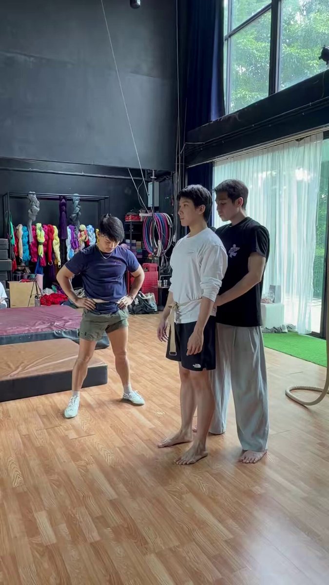 โหหหห เฮียเอินยกน้องคุนวันแรกได้ขนาดนี้เลยิะ เก่งมากกกก จังหวะยกแล้วอีกคนกระโดด ป้าให้เลยยย เฟิร์สข้าวตังบอนทูบีสุดๆๆ 😭👍🏻 #TheInvisibleDragon #FirstKhaotung #เฟิร์สข้าวตัง