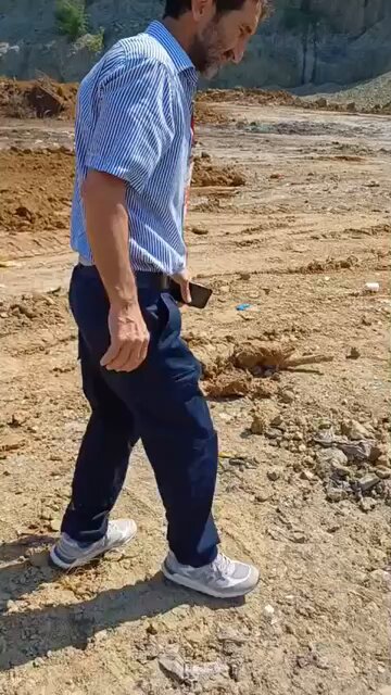 “Her hafta bir kamyon köpek ölüsü gömüldüğü iddia ediliyor!” Ordu’da, Ordu Büyükşehir Belediyesi ve Altınordu Belediyesi tarafından 19 ilçeden toplandığı ve kamyonlar dolusu köpek ölüsünün gömüldüğü iddia edilen dev ölüm çukuru TESPİT EDİLDİ! Ordu Büyükşehir Belediyesi Başkanı Dr. Mehmet Hilmi Güler, iddia edilen bu vahşetin vebalini nasıl vereceksiniz? Bütün sorumlulara gereğini yapmalısınız. HayKonFed Karadeniz Bölge Sorumlumuz Kemal Zafer Özdemir ve ekip arkadaşları tarafından tespit edildiği iddia edilen ölüm çukurlarının kazılarak incelenmesini, sorumluların tespit edilmesini ve gereken adli işlemlerin yapılmasını talep ediyor ve bütün yetkili kurumları göreve çağırıyoruz! T.C. Cumhurbaşkanlığı T.C. İçişleri Bakanlığı T.C. Tarım ve Orman Bakanlığı T.C. Adalet Bakanlığı Ordu Valiliği Ordu DKMP Ordu İl Emniyet Ordu İl Jandarma Komutanlığı T.C. İletişim Başkanlığı AK Parti AK Parti Ordu SAMET ÖZDEMİR AK Parti Yerel Yönetimler Başkanlığı