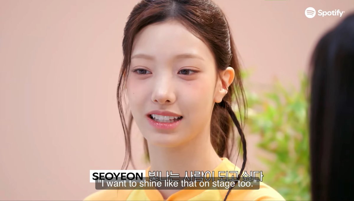 #SEOYEON was inspired by TWICE to become an idol. Q: what made you dream of becoming an idol? S: When I was in elementary school, I saw TWICE perform Cheer Up for the first time They were shining so brightly on stage, there was something almost magical about them i remember thinking "I want to shine on stage like them" I think that was the first step for my dream. #TWICE #트와이스