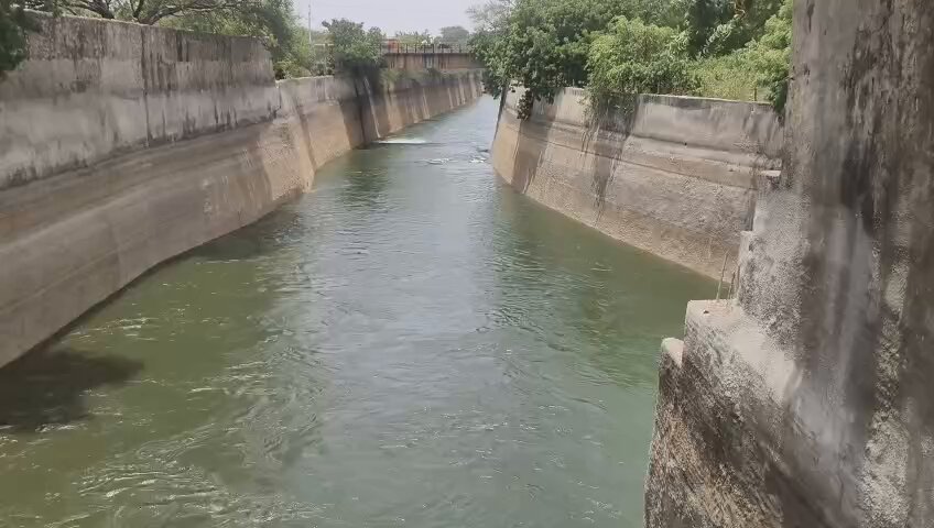 కాంగ్రెస్ ప్రభుత్వ వైఫల్యానికి ఏపీ వైపు నిండుగా పారుతున్న ఈ కుడి కాలువ నీళ్లే సాక్ష్యం! కేఆర్ఎంబీ అంటే లెక్క లేదు.. త్రిసభ్య కమిటీ అంటే విలువ లేదు.. తెలంగాణ కాంగ్రెస్ ప్రభుత్వం అంటే ఏపీకి పట్టింపు లేదు చేతగాని సీఎం ఉంటే ఒక రాష్ట్రం ఎలా నష్టపోతుందో కృష్ణా జలాల విషయంలో జరుగుతున్న పరిణామాలే నిదర్శనం. నల్లగొండ జిల్లాలోని నాగార్జునసాగర్ ప్రాజెక్టుపై మరోసారి ఏపీ అధికారులు దౌర్జన్యానికి దిగడం సిగ్గుచేటు. తెలంగాణ నీటిపారుదల శాఖ నిర్వహణలో ఉన్న సాగర్ డ్యామ్ నుంచి కేఆర్ఎంబీ అనుమతులు లేకుండానే ఏపీ వైపు కుడి కాలువకు నీటిని విడుదల చేసుకోవడం దౌర్జన్యం కాదా? ఏపీ 47 టీఎంసీల నీటిని కోరింది. దీనిపై చర్చించి నిర్ణయం తీసుకోవాల్సిన త్రిసభ్య కమిటీ సమావేశమే వాయిదా పడింది. నీటి కేటాయింపులపై ఎలాంటి నిర్ణయం రాకముందే ఏపీ అధికారులు నీటిని తరలించడం ఏమిటి? కేఆర్ఎంబీ అనుమతులు లేకుండా నీటిని తీసుకెళ్లేంత ధైర్యం ఏపీ అధికారులకు ఎలా వచ్చింది? త్రిసభ్య కమిటీ నిర్ణయం కోసం కూడా వేచి చూడకుండా నీటిని తరలించే పరిస్థితి ఎందుకు వచ్చింది? అడ్డుకోవాల్సిన కేఆర్ఎంబీ ఎందుకు మౌనంగా ఉంటోంది? అసలు ఇంత జరుగుతుంటే తెలంగాణ నీటి హక్కులను కాపాడాల్సిన కాంగ్రెస్ ప్రభుత్వం ఏం చేస్తోంది? ఒకవైపు శ్రీశైలం నుంచి వెలిగొండ టన్నెల్ ద్వారా 11 టీఎంసీల నీటిని తరలించారు. ఇప్పుడు నాగార్జునసాగర్ కుడి కాల్వ నుంచి ఎలాంటి అనుమతులు లేకుండా నీటిని తరలిస్తున్నారు. ఎల్‌నినో ప్రభావంతో కరువు పరిస్థితులు నెలకొన్న సమయంలో ఇలా ఇష్టారీతిన నీటిని తరలించడం దుర్మార్గం. ఇప్పటికే గత రెండేళ్లుగా కృష్ణా జలాల్లో తాత్కాలిక వాటాను సైతం వినియోగించుకోలేక మన నీళ్లను ఏపీకి ధారాదత్తం చేశారు. చరిత్రలో ఎన్నడూ లేనంత తక్కువ నీటి వినియోగం చేసి తెలంగాణకు తీరని ద్రోహం చేశారు. ఈ ఏడాది కూడా అదే తీరుగా వ్యవహరిస్తున్నారు. తెలంగాణకు దక్కాల్సిన కృష్ణా జలాలను కాపాడాల్సిన సీఎం Revanth Reddy .. ఏపీ నీటి తరలింపును అడ్డుకోకుండా చోద్యం చూస్తున్నారు. కేఆర్ఎంబీని లెక్కచేయకుండా, త్రిసభ్య కమిటీని పట్టించుకోకుండా ఏపీ వ్యవహరిస్తుంటే.. తెలంగాణ ప్రభుత్వం ఎందుకు నోరు మెదపడం లేదు? రాష్ట్ర ముఖ్యమంత్రిగా మీ మౌనం తెలంగాణ తాగు, సాగునీటి ప్రయోజనాలకు శాపంగా మారుతోంది. ఇదే వైఖరిని కొనసాగిస్తే తెలంగాణ ప్రజల ముందు చరిత్రహీనుడిగా మిగిలిపోతావు.. తెలంగాణకు దక్కాల్సిన ప్రతి చుక్క నీటినీ కాపాడాలి. తెలంగాణ నీటి హక్కులను కాలరాస్తున్న ఏపీ నీటి తరలింపును అడ్డుకోవాలని డిమాండ్ చేస్తున్నాం. G Kishan Reddy గారు.. కేంద్ర మంత్రిగా తెలంగాణ నీటి హక్కులను కాపాడాల్సిన బాధ్యత మీపై లేదా? ఏపీ నీటి అక్రమ తరలింపు విషయంలో KRMB పై ఒత్తిడి తీసుకువచ్చి తెలంగాణ నీటి హక్కులను కాపాడాలని డిమాండ్ చేస్తున్నాం. Telangana CMO Uttam Kumar Reddy