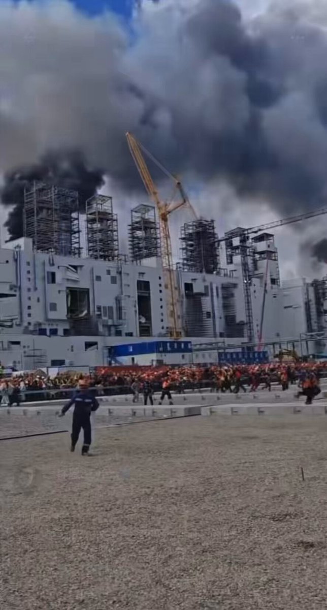 First-hand perspective from a Chinese worker on a China-Russia joint project: An explosion broke out on August 26 at the Amur Gas Chemical Complex in Russia's Far East Amur Oblast. #mystericalChina 中俄合作项目中方员工第一视角：8月26日，位于俄罗斯远东阿穆尔州的阿穆尔天然气化工综合体项目发生爆炸。