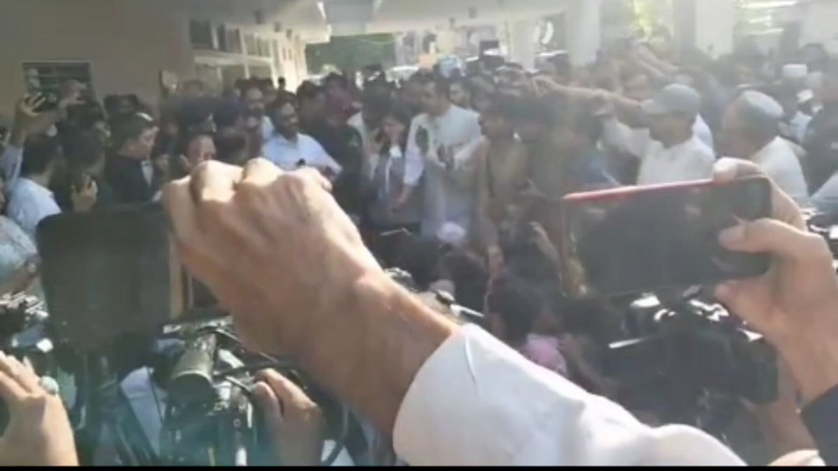 مصطفیٰ کمال کو لواحقین نے گھیر لیا تم لوگ ناجائز طریقے سے آئے ہوئے لوگ ہو۔۔۔ مصطفیٰ کمال لواحقین کے احتجاج سے بچنے کے لیے ہسپتال کے اندر چلے گئے