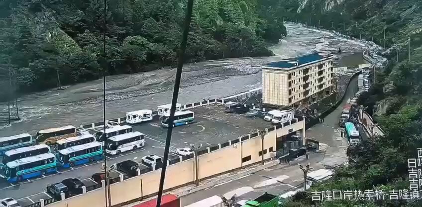 西藏吉隆口岸泥石流 另一视角，民众和大巴车被泥石流瞬间吞噬