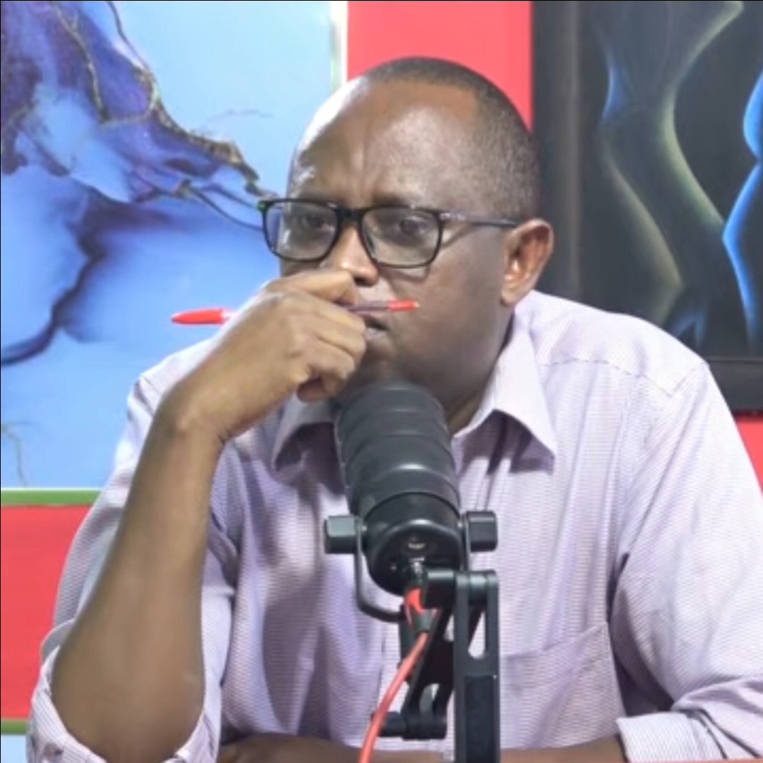 "Minisitiri ahemba abana gute atazi aho baraye, atazi uko baje, atazi icyo bambaye, atazi uko bazasubirayo? Niyegure telefone abayede bahamagare wa muntu bamubwire ngo rero umwana yaratsinze, tugiye kuguha Minisitiri amushimire. Minisitiri amushimire we ubwe. Ni iminota 40 byasaba, umwana umwe iminota 2." #UkuNikoMbyumva
