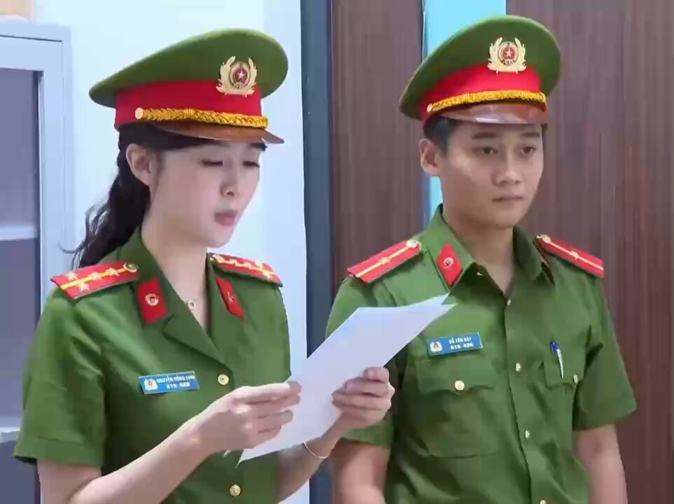 Bắt giữ tiktoker Hằng Lê Sâm Ngọc Linh vì tội Lừa dối khách hàng. Nhưng bị chiếm sóng bới nữ đồng chí công an ạ, chị này xinh thật chứ.