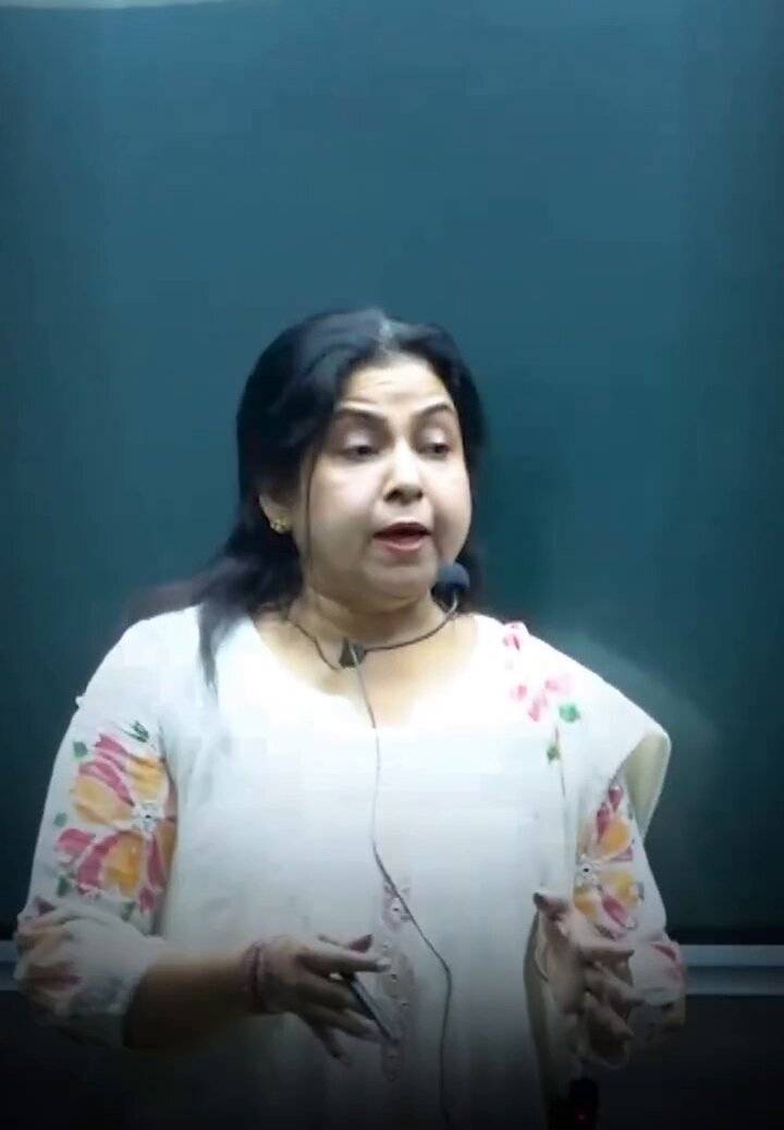 गुरु मां के रूप में जानी जाने वाली नीतू mam पढ़ी-लिखी महिला हैँ और अब उन्होंने लड्डू गोपाल के बढ़ते प्रचलन पर अपने विचार रखें हैँ l चुंकि वह खुद एक महिला हैँ इसलिए उनकी बात तार्किक भी लगती है l सबसे पहले तो वह कहती है कि "जब तक अंधविश्वास खत्म नहीं होगा,तब तक हम लोग तरक्की नहीं करेंगे l आज के जमाने में यह देखकर मुझे उम्मीद नहीं है कि यह कभी खत्म होने वाला है l" नीतू मैम ने अपनी बात को आगे बढ़ाते हुए मुख़्यतः उन महिलाओं पर प्रश्न चिन्ह लगाया जो लड्डू गोपाल को लेकर ब्यूटी पार्लर पहुंचती है, डॉक्टर के पास पहुंच रही है स्कूल में लड्डू गोपाल को सारे सब्जेक्ट में 100 में से 100 नंबर दिए जा रहे हैं l नीतू मैम का कहना है कि ये डॉक्टर और टीचर्स भी इन महिलाओं के मेंटल डिसऑर्डर को नहीं समझ पा रहे हैँ l इसको भक्ति का नाम दिया जा रहा है l नीतू मैम ने इसके पीछे का कारण बताते हुए कहा कि बेचारी यह जो महिलाएं हैं ना इनको घर पर सुनने वाला हस्बैंड नहीं है l उनकी सास उन्हें पीड़ित करती आ रही हैँ l हस्बैंड उस महिला को इमोशनल सपोर्ट नहीं दे रहे हैं l तो वह महिला वह इमोशनल सपोर्ट उस लड्डू गोपाल में चाहती है l उन्होंने आगे कहा कि यह कोई भक्ति नहीं है एक मेंटल डिसऑर्डर है l वह अपने मन की भड़ास,अपने दिल की बात किसी को नहीं बता पा रही है, तो उसने एक बच्चा पाल लिया है लड्डू गोपाल....