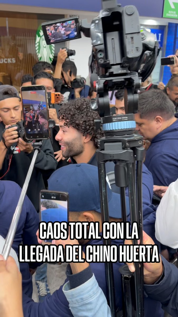 ¡LA LOCURA POR EL CHINO HUERTA! 😳 Entre afición y medios de comunicación se armó un caos en el Aeropuerto de la Ciudad de México ¡César Huerta está de regreso con los Pumas! 🐾
