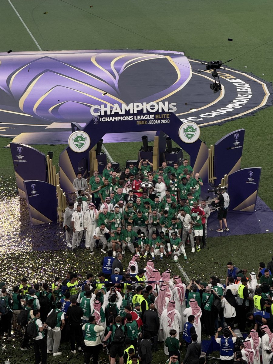 والله من المضحك أن كل شيء صار اليوم على المكشوف🤷🏻♂️ ما كان يُدار في الخفاء بالأمس، أصبح يُقال اليوم أمام الميكروفونات وعلى البرامج والحسابات الرسمية وبكل وضوح. والأجمل أن #الأهلي ، في الوقت الذي يُفترض أن يجد فيه الدعم والمؤازرة باعتباره ناديًا يمثل #المملكة_العظيمة_السعودية خارجيًا، وجد محاولات للتقليل من إنجازاته، وتجاهلًا لما حققه وسيحققها عبر تفكيك مراكز قوى الفريق والضبابية التامة والتهميش ، وكأن نجاح الأهلي أصبح مشكلة . لكن يا جماهير #الأهلي ، جماهير الوطن العظيم : ارفعوا أصواتكم أكثر وشجعوا معشوقكم 💚🤍 لا تنتظروا دعمًا من أحد ،انتم سنده الأول، ولا أحد يشبه هذا الجمهور. والنقص هو الذي يصنع كل هذه العصبية العفنة ، وكل هذا الضجيج، وكل محاولات التقليل من هذا الكيان العظيم ومن إنجازاته. أما نحن، فعلينا المساندة في الملعب. اليوم #الاهلي_أوكلاند ثم المباراة التي تتلوها وبعدها… هدفنا واضح: #تشريف هذا #الوطن_العظيم 🇸🇦💚🤍 سنركز على هذا الهدف، ونقاتل من أجله، ونترك الإنجازات تتحدث عن نفسها. صوتكم عالٍ… والأهلي عالي والهدف أعلى وأسمى 💚🇸🇦