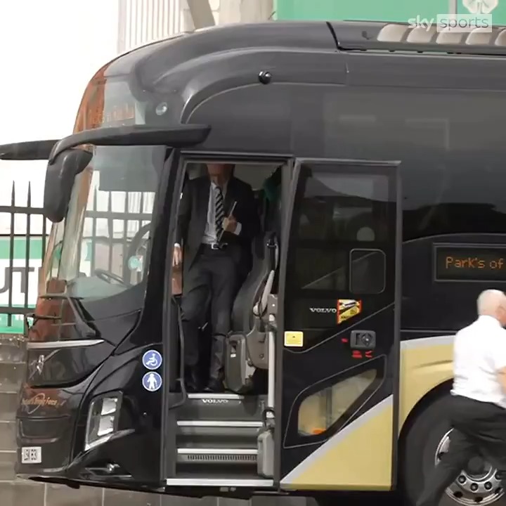 🍀 The Celtic players have arrived back in Glasgow following their Champions League collapse against LASK in Austria ⤵️