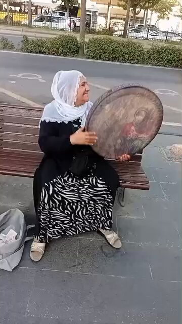 Batman! Bir annenin inanılmaz dramı! Bu annenin gülümsemesine bakmayın: Bir oğlu yanlışlıkla öldürülmüş, 3 oğlu cezaevinde, eşi kanser. Hayata tutunmak için def çalışıyor. En başta devletten ve bütün kamuoyundan destek istiyor. Adı Soyadı: Saadiye Kaptan