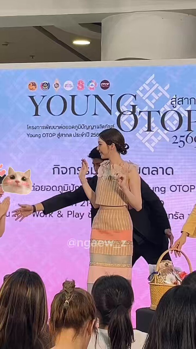 ถ้านี่ไม่ใช่ศิลปินที่เอ็นดูแฟนคลับที่สุด ออมออม: ไอ่จิ๋ว ไอ่จิ๋ว 😍🤌🏻🤌🏻 ชีเอ็นดูเขาอยู่อย่างนั้น เอ็นดูชนิดที่ใส่ทั้งหูกระต่ายให้ ทำหนวดให้ด้วย แล้วเขายืนนิ่งมาก ศิลปินก็สกินชิปเขาไม่หยุด น่ารักคู่เลยคับ จิ๋วพอกันเลย 🥺🤏🏻 ORM X YOUNG OTOP #ออมxกิจกรรมทดสอบตลาดOTOP