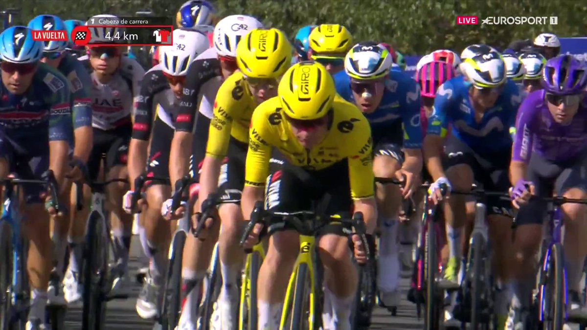 Es un misil tierra-aire 🚀 Matthew Brennan se lleva su segunda victoria en #LaVuelta26 tras un gran lanzamiento de Van Aert y Laporte #LaVuelta26 #LaCasadelCiclismo 🚴