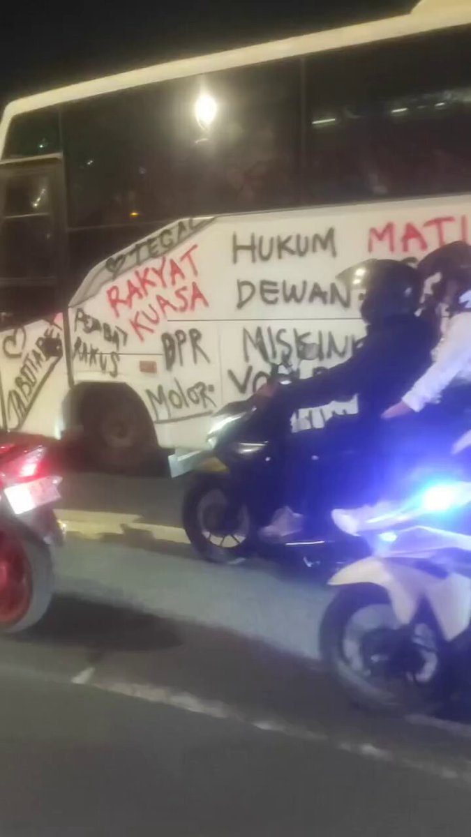 Setelah dibubarkan polisi dari depan DPR RI, bus AMPB bergerak menuju Tanah Abang dengan pengawalan ratusan pengemudi ojol. Pengawalan swadaya ini memperlihatkan solidaritas antarmasyarakat sipil yang terus terjalin di tengah rangkaian aksi 27 Agustus.