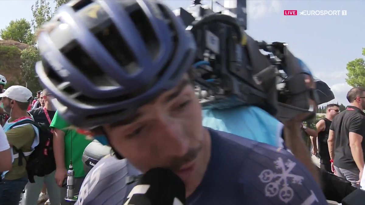 Menos mal que tienes paciencia, Xabier Mikel 😅 El golpetazo que le da un cámara en pleno directo charlando con Laura Meseguer #LaCasadelCiclismo