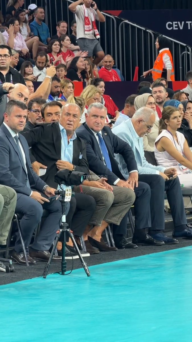 🏐 Fatih Terim ile Gençlik ve Spor Bakanı Osman Aşkın Bak, Filenin Sultanları'nın Almanya maçını yerinden takip ediyor.