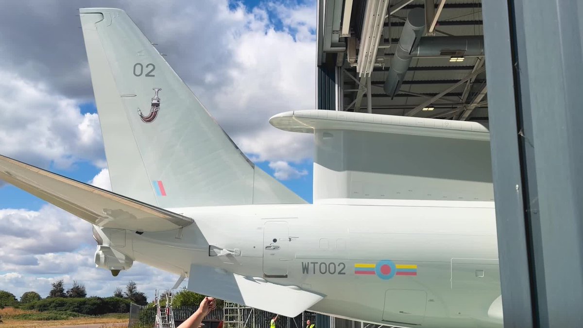 WT002 is fresh out of paint. The second E-7 #Wedgetail for the @royalairforce has its livery. 🎥: Cam, #TeamBoeing.
