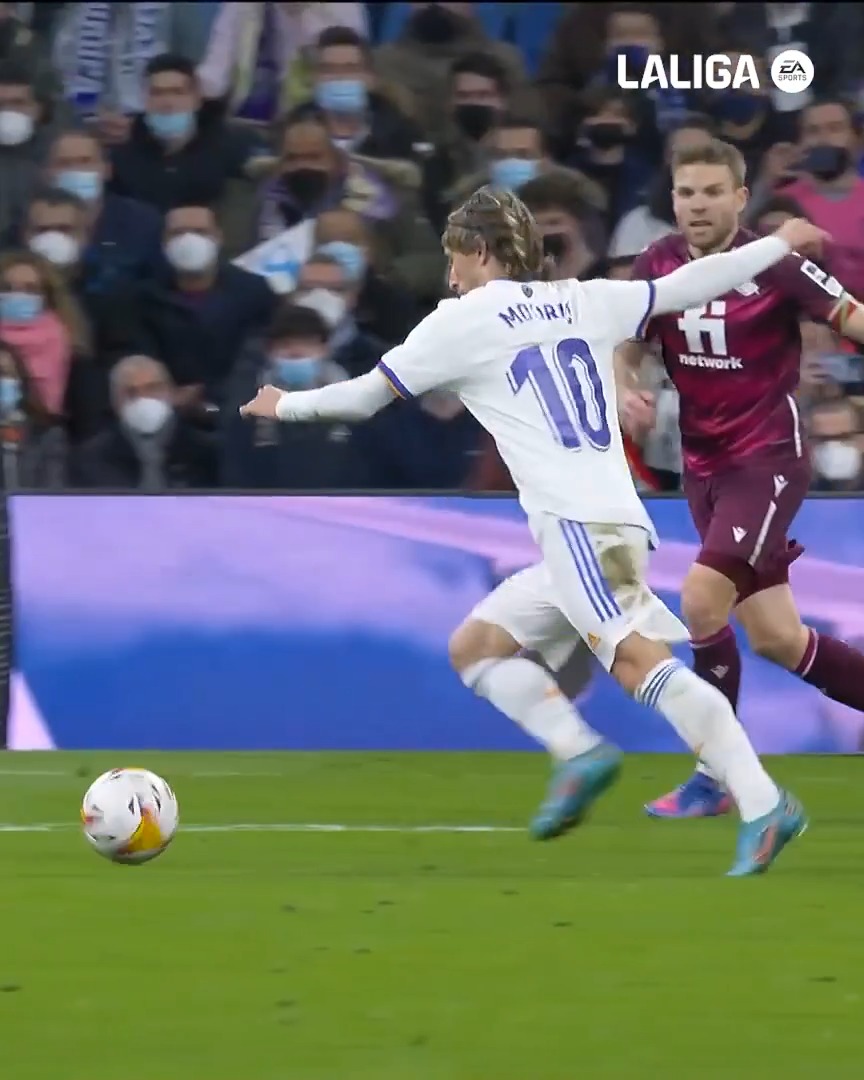 Aquel zurdazo de Luka Modrić... 🪄 RealMadridRealSociedad | LALIGAHighlights