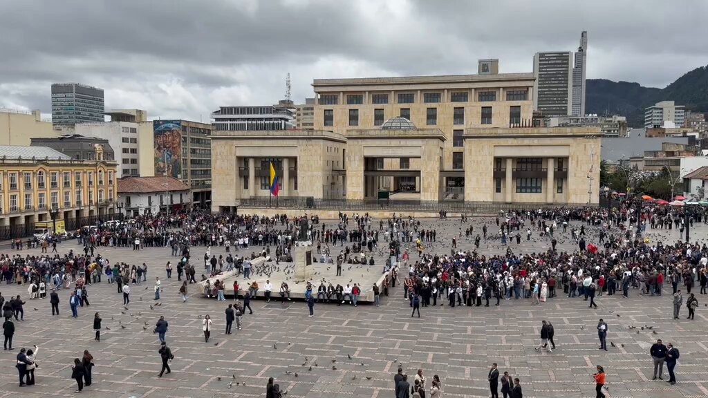 #VideoBlu Este es el panorama en la Plaza de Bolívar luego de la evacuación por el temblor de magnitud 5,4 registrado al mediodía de este miércoles. #VocesySonidos
