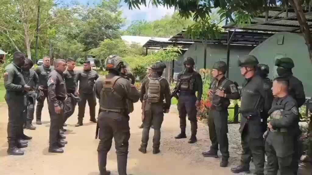 ¡Cero tregua al crimen: el Estado impone el orden! Afectamos en $9.700 millones las finanzas del Clan del Golfo en Antioquia mediante la intervención de 11 puntos de extracción ilícita de oro. Policía de Colombia, a través de Carabineros de Colombia, intervino seis puntos de extracción minera y logró la inutilización de 8 motores industriales, 116 motobombas, 32 clasificadoras y 8 dragas. En Urrao, llegaron hasta cinco puntos de extracción, donde fueron inutilizadas 16 excavadoras y 8 motores industriales. Así estamos restando capacidad criminal a las subestructuras armadas. El crimen organizado está sintiendo la ofensiva legítima del Estado contra quienes convierten la minería ilegal en fuente de lucro y financiación de la violencia.