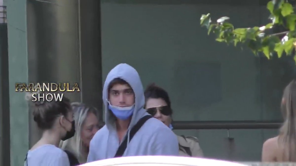 Tini cuidando a su padre Alejandro Stoessel en el Sanatorio de la Trinidad en Palermo. #Archivo #Tini #Rodrigo #FarandulaShow #Stoessel