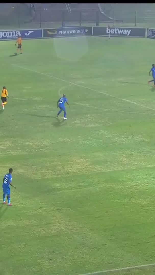 Brandon Petersen will not want to watch this one back 🫣🫣 📺 Stream #BetwayPrem on DStv: #SSFootball | #SSDiski