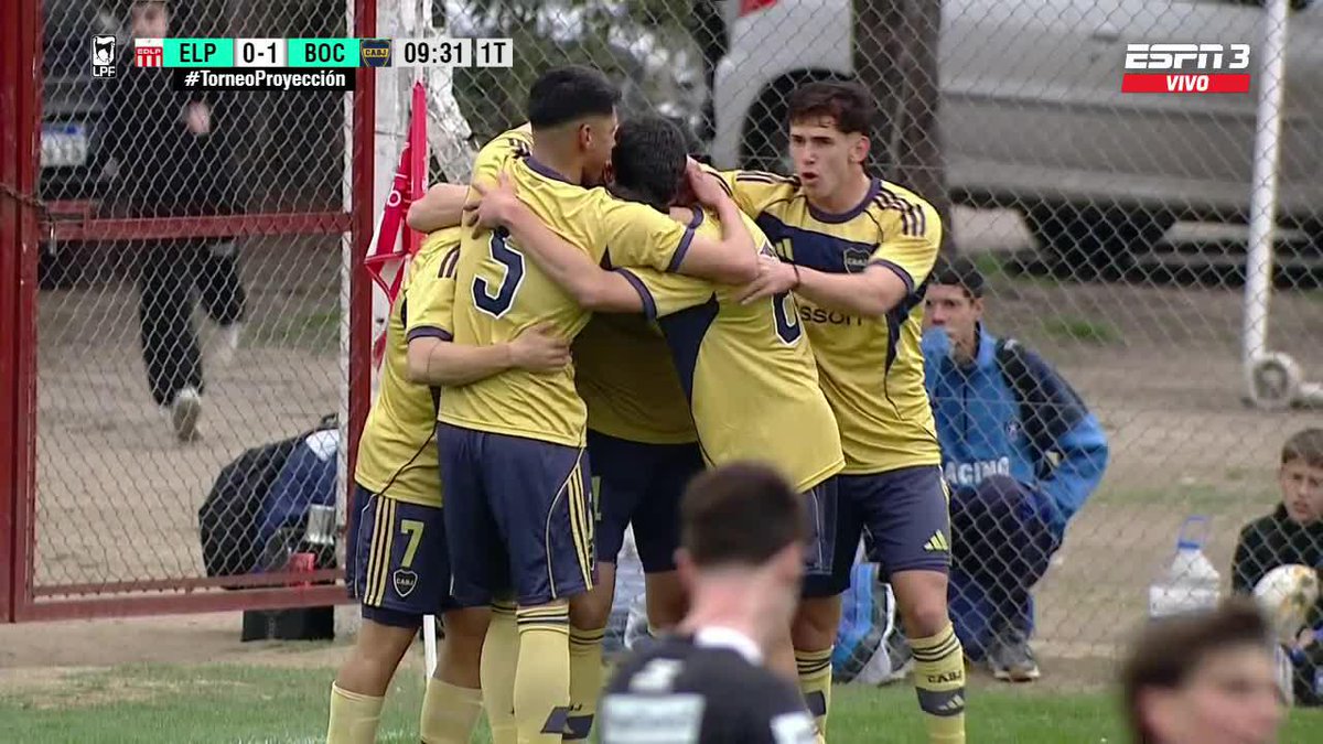 BOCA, LETAL EN CITY BELL: centro perfecto de Ferreira para el enorme cabezazo de Franco Pérez (hijo de Omar Pérez) que apareció libre en el área y marcó el 1-0 ante Estudiantes en el #TorneoProyección. ¡Así juega la Reserva de Herrón! 📺 #DisneyPlus Plan Premium