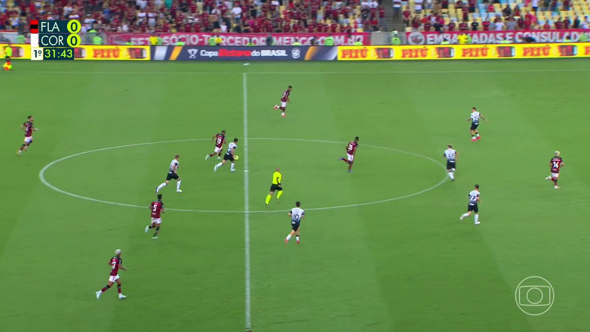 Hoje Alex Sandro completa 02 anos como jogador do Flamengo. Esse é o único gol do lateral pelo clube, gol importantíssimo!