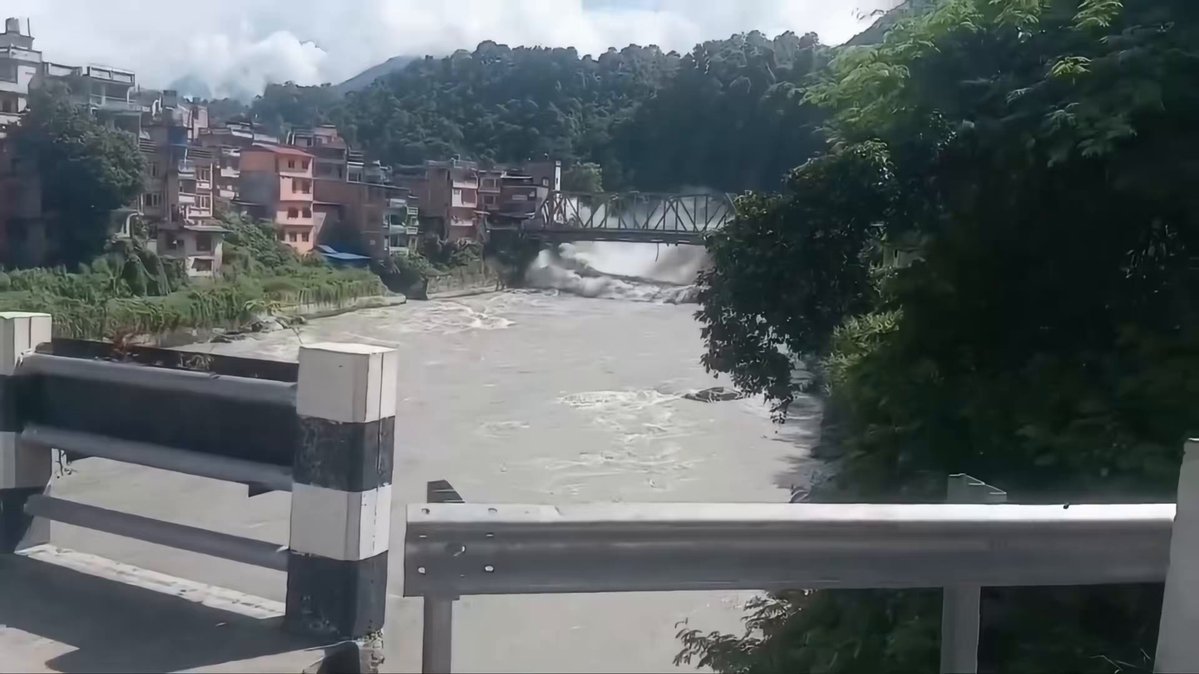 🌏 NEPAL 🇳🇵 | CHINA 🇨🇳 | ALUD, MUERTE Y DESTRUCCIÓN TOTAL 🛘🌊 Así se vivió el apocalíptico momento en la frontera de Nepal con China, los lugareños escaparon por sus vidas, aunque la mayoría no pudo y murió en el intento. El destino jugó una de sus peores cartas en el Tíbet 🏔️